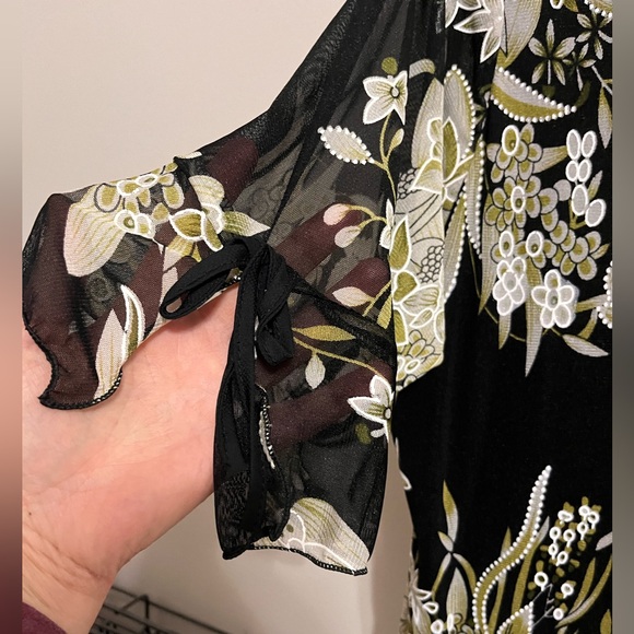 EUC Beautiful top with floral print decorated with sequins and flower buttons - Picture 2 of 6